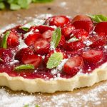 Тарт с клубникой и сметанным кремом — порадуйте любимых